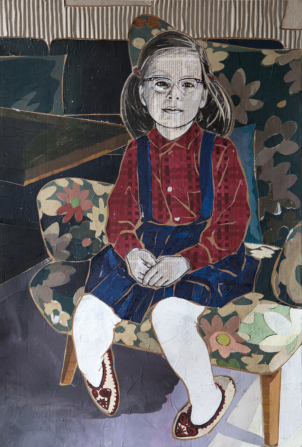 Collage mit Zeichnung. Ein kleines Mädchen mit Brille und 60er Jahre Outfit sitzt auf einem geblümten Sessel.