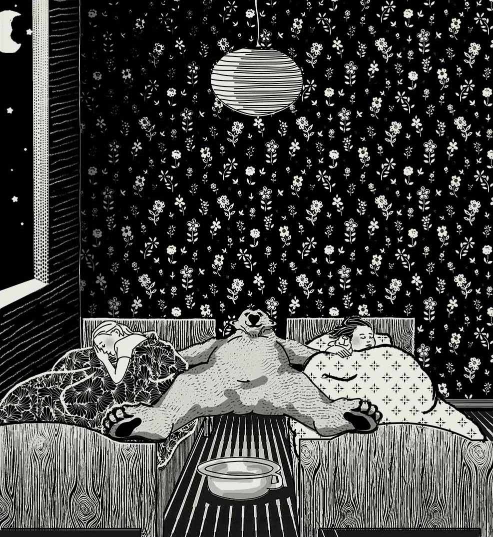 Ein Bär liegt zwischen zwei Kindern, die in ihren Betten schlafen, im Hintergrund eine gemusterte Tapete, schwarz-weiß Illustration