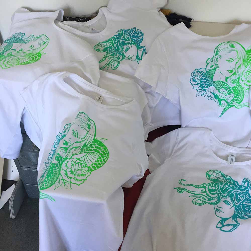 T-Shirts mit verschiedenen Mädchen-Motiven im Siebdruck bedruckt, blau-grün auf weiß