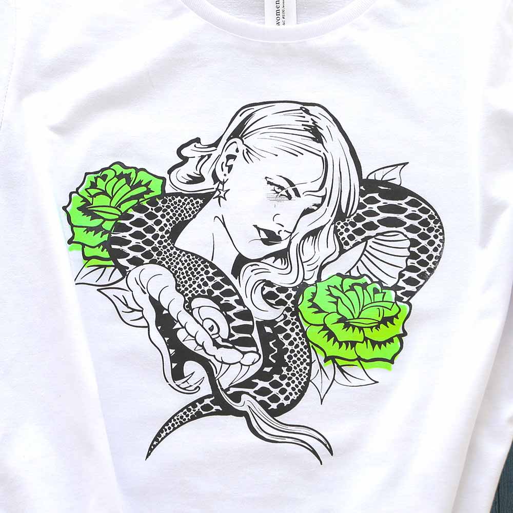 Siebdruck Motiv 'Frau mit einer Schlange um den Hals und leuchtend grünen Blüten'