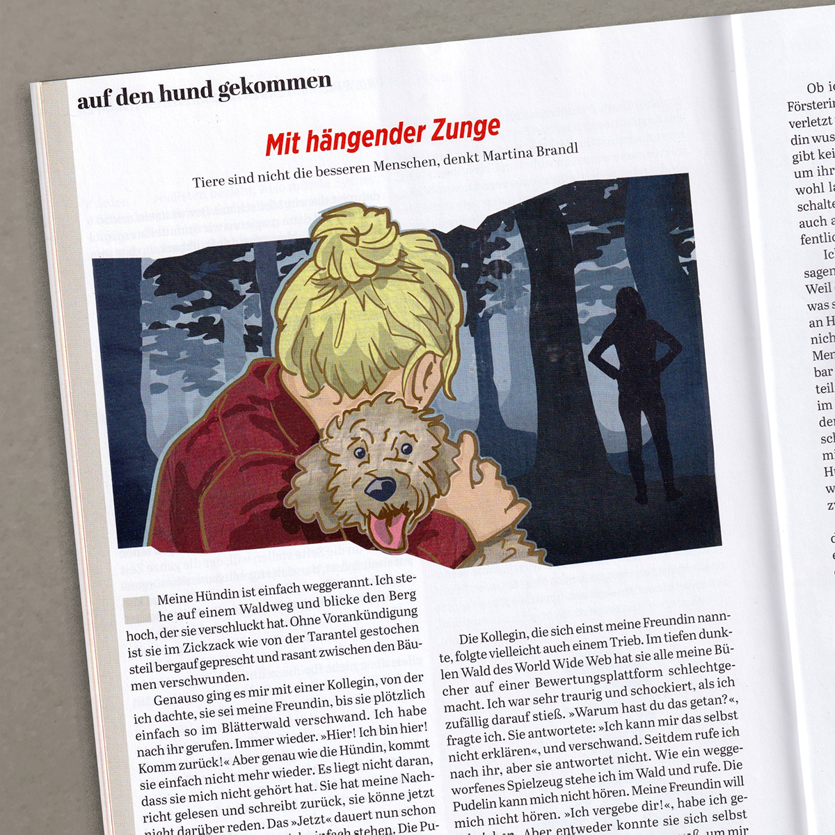 Eine Frau mit Hund auf dem Arm schaut in einen dunklen Wald. Dort ist die Silhouette einer anderen Frau zu erkennen.