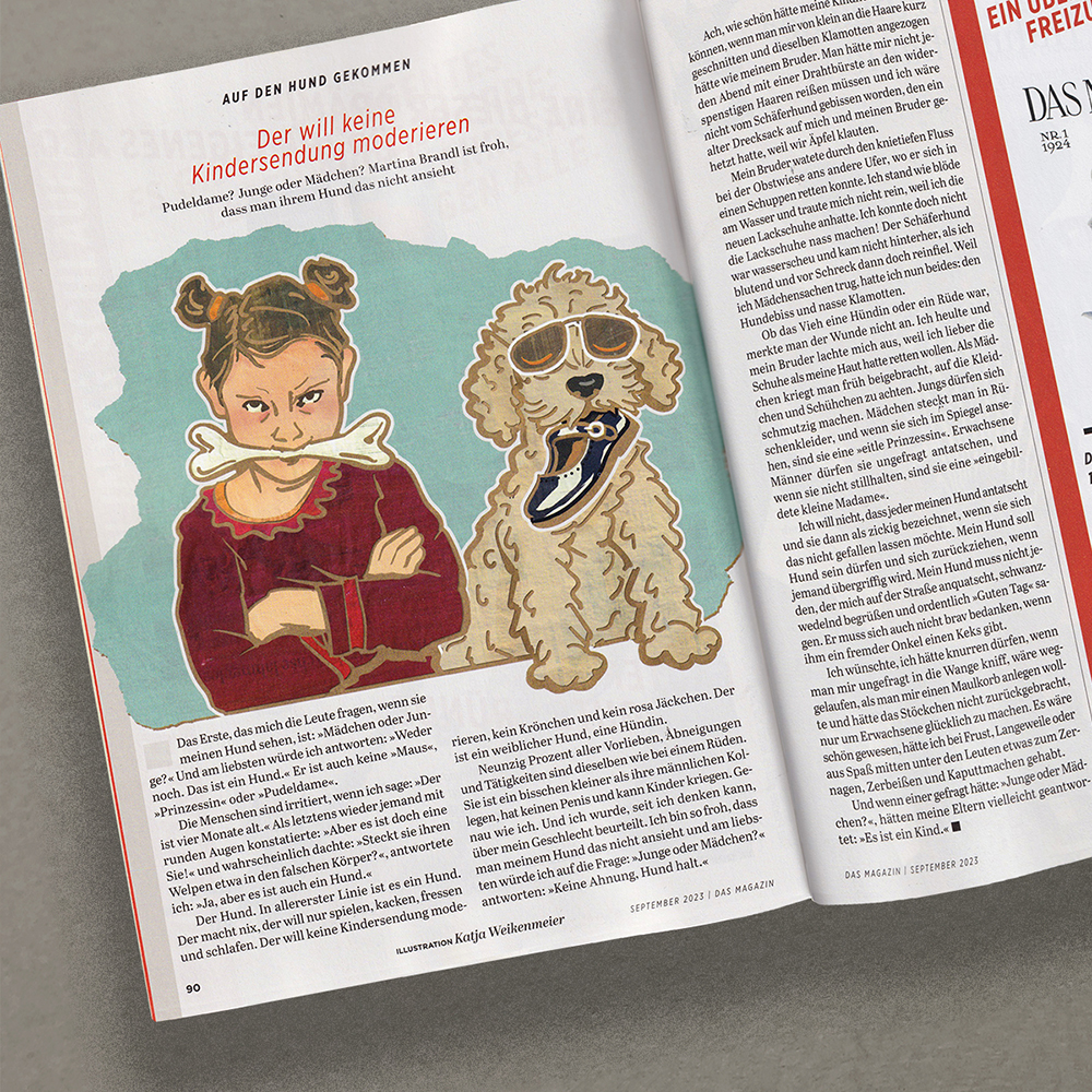 Ein wütendes kleines Mädchen beißt auf einen Hundeknochen während der neben ihm stehende Pudel ihren Lackschuh im Maul hält