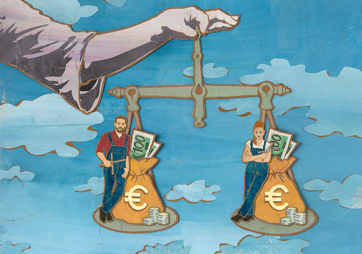 Justitias Arm hält eine Waage auf welcher ein Mann und eine Frau mit ihrem Lohn im Gleichgewicht sind