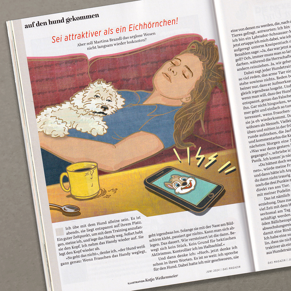 Eine Frau döst mit ihrem und auf dem Sofa. Auf dem Couchtisch klingelt das Handy. Auf dem Display ist ein Eichhönchen zu sehen.