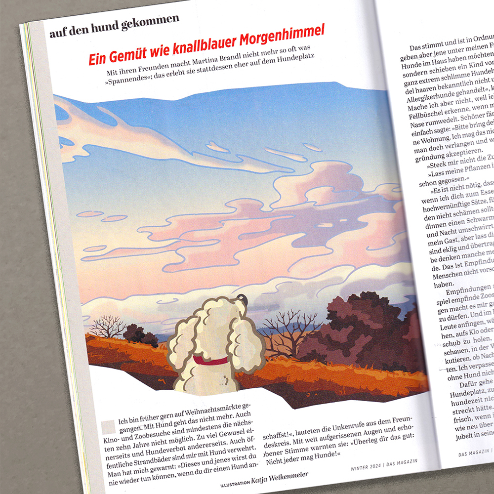 Ein Hund schaut in einen morgendlichen rosa bewölkten Winterhimmel.