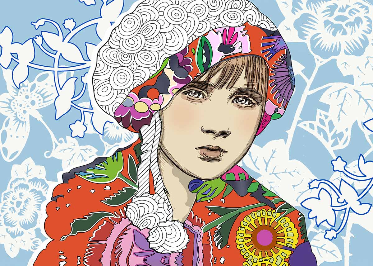 Mädchen mit einer Folklore-Mütze und bunt gemusterter Jacke vor einem blau-weiß gemustertem Hintergrung