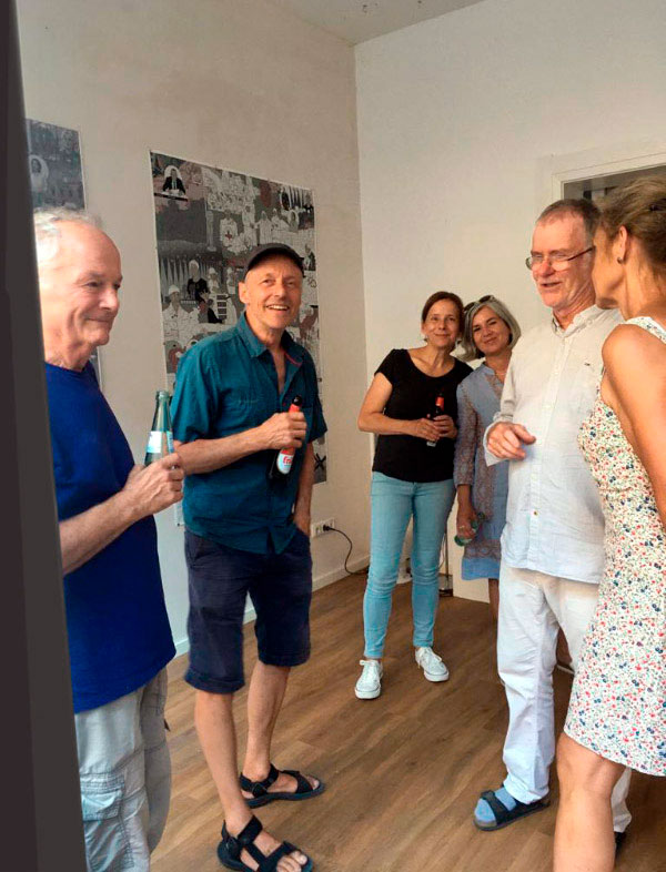 Bei der Ausstellungseröffnung des Projekts 'Nachrichtenteppich' der Illustratorin Katja Weikenmeier